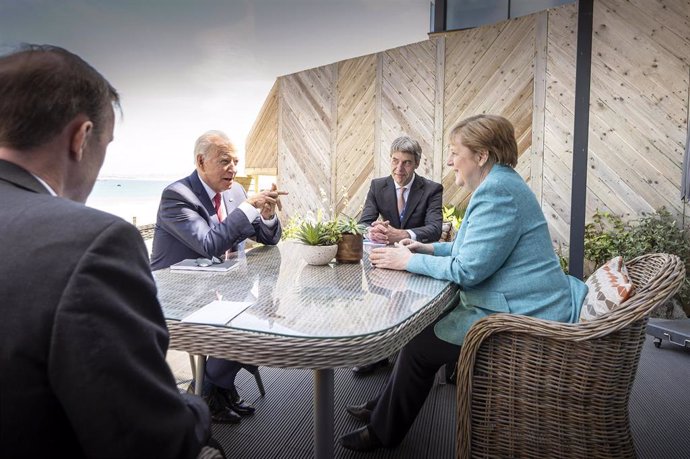 Archivo - Angela Merkel y  Joe Biden en un encuentro en la reunión del G7 en Cornwall