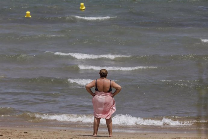 Una mujer en la Playa de la Malvarrosa (Valencia) el pasado 12 de julio, día con alerta roja por altas temperaturas