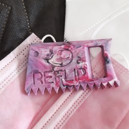 Dos jóvenes valencianos impulsan una marca de productos de surf con materiales reciclados. REFLIP