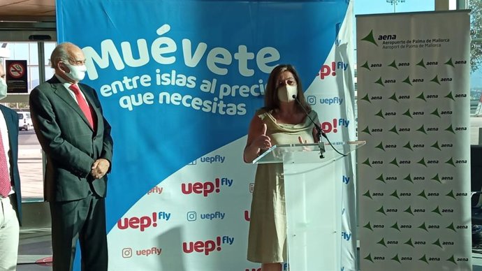 La presidenta del Govern, Francina Armengol, en el aeropuerto de Palma, junto al consejero de Uep!Fly, Javier Taibo.