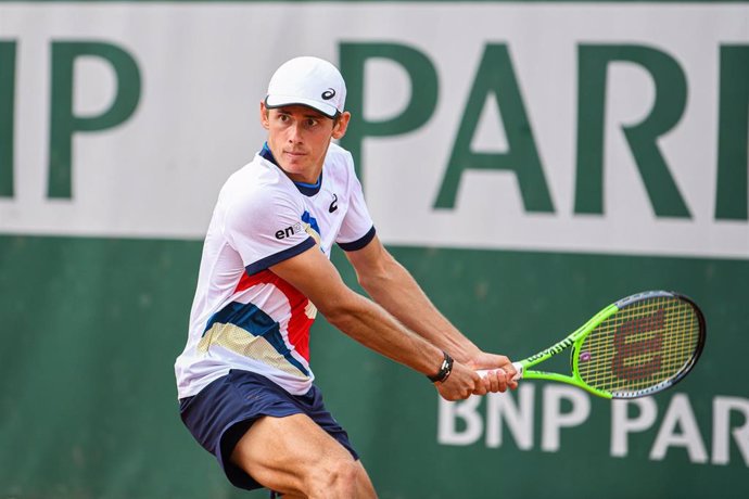 Archivo - El tenista australiano Alex de Miñaur of Australia ejecuta un revés durante Roland Garros 2021