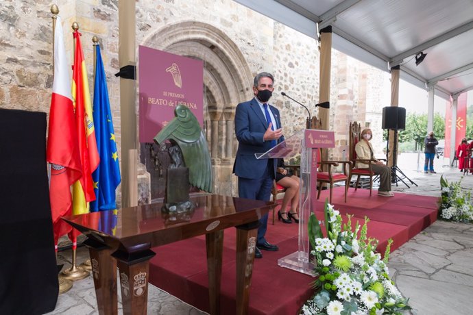 Archivo - El presidente de Cantabria, Miguel Ángel Revilla, preside el acto de entrega del Premio Beato de Liébana del Entendimiento y la Convivencia para el año 2020 al personal de los centros sanitarios y residenciales para personas mayores y con disc