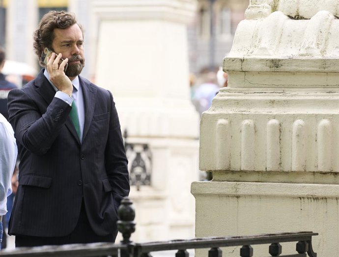 El portavoz de Vox en el Congreso de los Diputados, Iván Espinosa de los Monteros, habla por teléfono durante una visita a una mesa informativa organizada por Vox Vizcaya, a 8 de julio de 2021, en el Puente de El Arenal, Bilbao, Vizcaya, País vasco, (Es