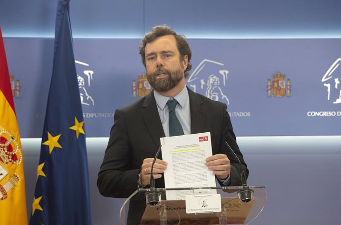 El portavoz parlamentario de Vox, Iván Espinosa de los Monteros, interviene en una rueda de prensa de Portavoces, a 29 de junio de 2021, en la Sala Constitucional del Congreso de los Diputados, Madrid, (España).