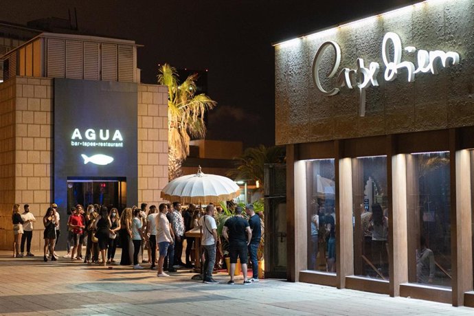 Jóvenes esperan para entrar a la discoteca Carpe Diem, a 27 de junio de 2021, en Barcelona, Catalunya (España). 