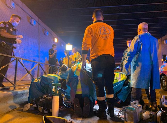 Fallece un joven de 18 años en un túnel de Madrid a causa de cuatro heridas por arma blanca en la espalda.