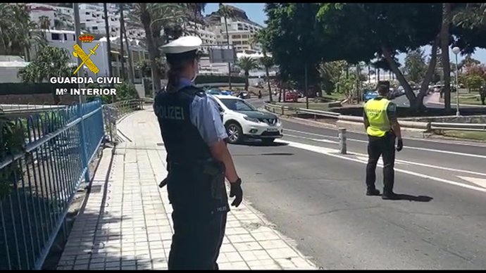 Agente de la polcía alemana junto a un guardia civil en Mogán (Gran Canaria)