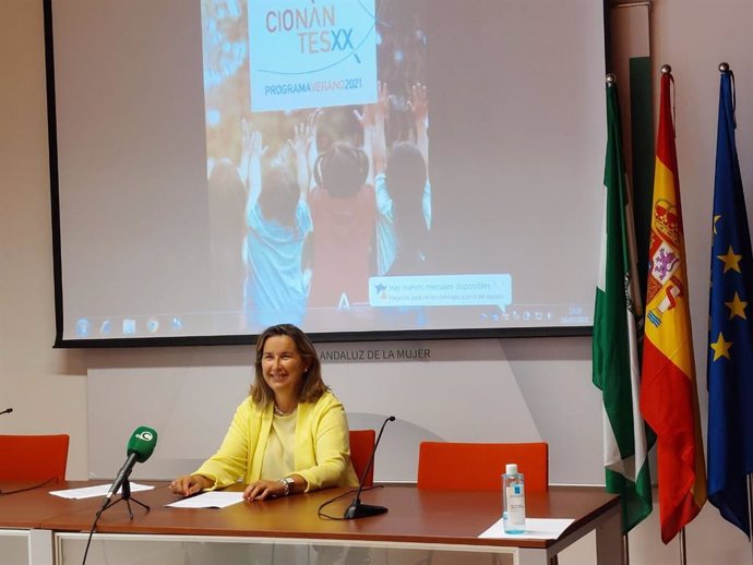 La asesora de programa del IAM en Cádiz, Celia Mañueco, durante la presentación del programa 'Vacacionantes'.