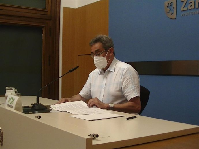 El portavoz del grupo municipal de VOX en el Ayuntamiento de Zaragoza, Julio Calvo.