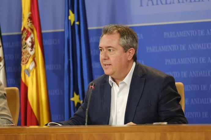 El candidato del PSOE-A a la Junta de Andalucía, Juan Espadas, este jueves en rueda de prensa en el Parlamento. (Foto de archivo).