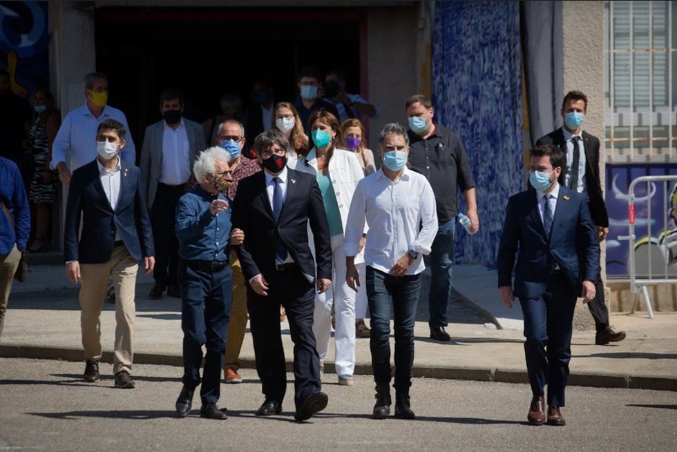 El expresidente de la Generalitat y líder de Junts, Carles Puigdemont, y el exvicepresidente y líder de ERC, Oriol Junqueras, han llegado este viernes al acto de conmemoración del 60 aniversario de mnium, en Elna (Francia).