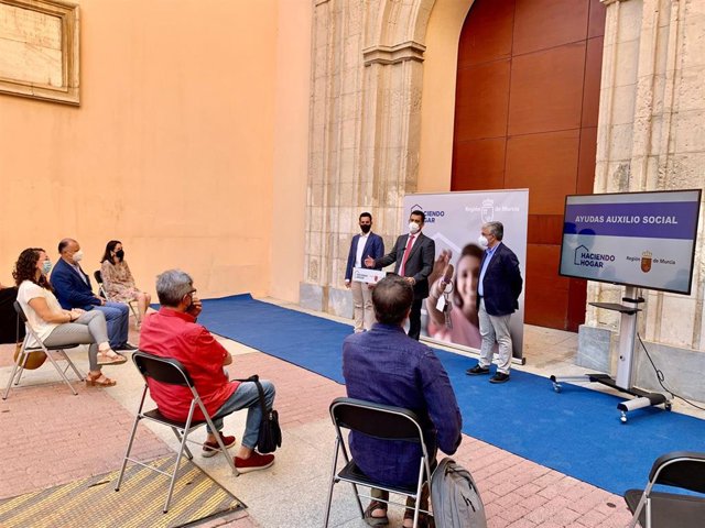 El director de Vivienda, José Francisco Lajara, el consejero de Fomento e Infraestructuras, José Ramón Díez de Revenga, y el secretario autonómico de Cruz Roja, José Luis Morera, en la presentación
