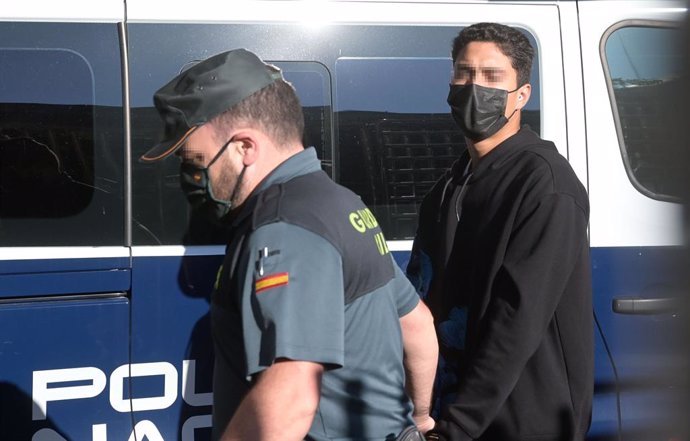 Uno de los investigados por la muerte de Samuel Luiz acude, esposado y acompañado de un agente de la Policía Nacional, al  Juzgado de Instrucción número 8 de A Coruña, a 16 de julio de 2021. El juzgado ha citado hoy a los tres investigados por la muerte