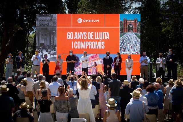 Foto grupal de políticos y líderes independentistas en el acto de Òmnium en Elna (Francia).