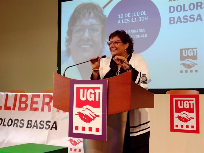 La exconsellera Dolors Bassa en un acto en su honor en la UGT Catalunya.