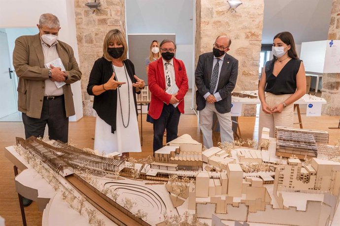 El acto de inauguración de la exposición en lHarmonia contó con la intervención de la alcaldesa de lHospitalet de Llobregat, Núria Marín, y del rector de UIC Barcelona, Xavier Gil.