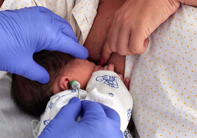 Fotografía de un cribado auditivo a un recién nacido.