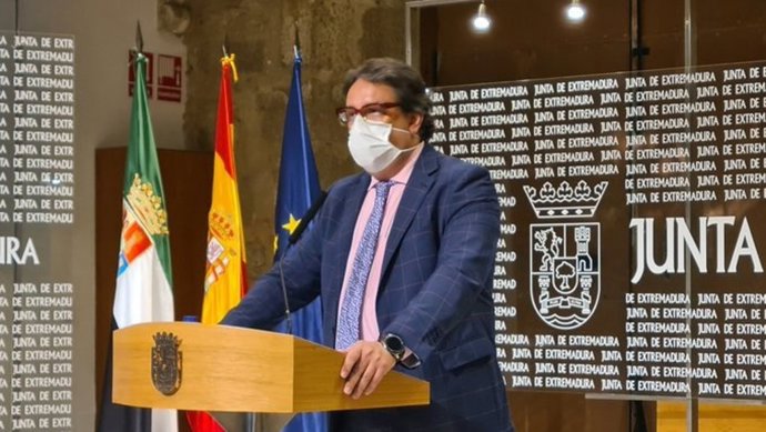 El vicepresidente segundo y consejero de Sanidad y Servicios Sociales, José María Vergeles, en rueda de prensa este viernes.