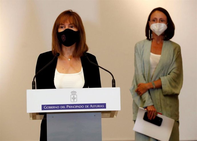 La consejera de Hacienda, Ana Cárcaba, con la consejera y portavoz del Ejecutivo, Melania Álvarez