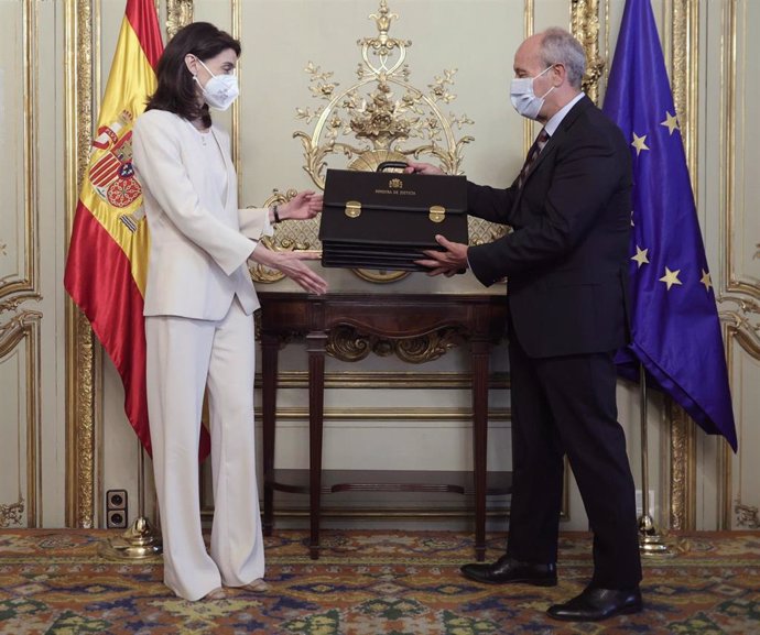 La nueva ministra de Justicia, Pilar Llop, recibe la cartera ministerial de manos de su predecesor, Juan Carlos Campo.