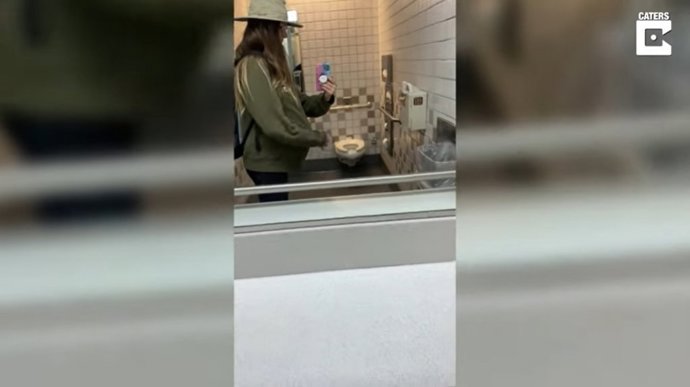 El "embarazo" ficticio de esta mujer es en realidad un exitoso truco para colar una bolsa extra en el avión