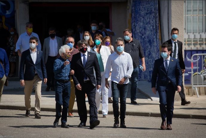 El expresidente de la Generalitat y líder de Junts, Carles Puigdemont, y el exvicepresidente y líder de ERC, Oriol Junqueras, han llegado este viernes al acto de conmemoración del 60 aniversario de mnium, en Elna (Francia).