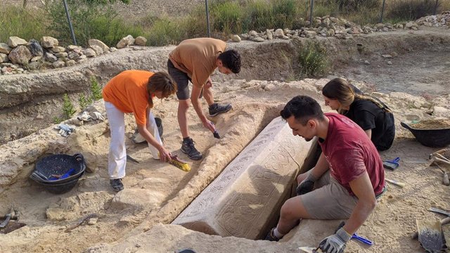 Los investigadores, durante la excavación del sarcófago