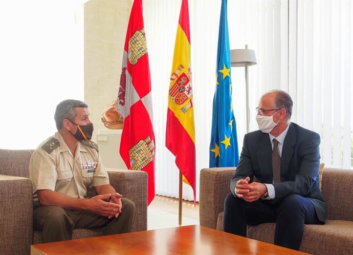 El presidente de las Cortes, Luis Fuentes, recibe al general jefe de la IV Subinspección del Ejército, César García del Castillo