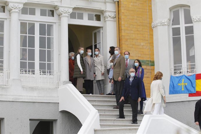 Archivo - El Rey Felipe VI (5i) y la Reina Letizia (3i), junto con la Infanta Sofía (1i) y la Princesa Leonor (2i), durante su visita a La Casa de la Torre o Casa Amarilla en la parroquia de Somao.