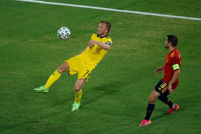 Archivo - Sebastian Larsson intenta controlar un balón ante Jordi Alba en el España-Suecia de la EURO 2020