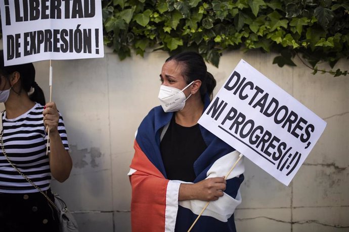 Varias personas se concentran ante la Embajada de Cuba en Madrid en contra del régimen comunista del Gobierno cubano.
