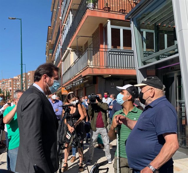 El alcalde de Valladolid, Óscar Puente, conversa con dos vecinos de la zona de Pajarillos junto a uno de los nuevos ascensores urbanos.