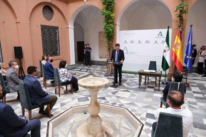 El vicepresidente de la Junta de Andalucía, Juan Marín, en la firma de convenios del PFEA con las diputaciones provinciales.