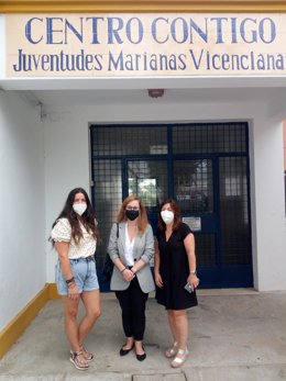 La responsable de Fundación Cepsa en el Campo de Gibraltar, Estrella Blanco, durante la visita a las instalaciones de Afavi.