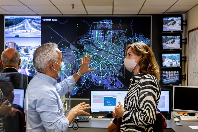 La consejera de Servicios Públicos y Movilidad del Ayuntamiento de Zaragoza, Natalia Chueca, y el jefe del Servicio de Movilidad Urbana, José Antonio Chanca.