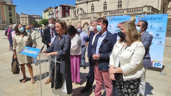 Cuca Gamarra, portavoz del PP en el Congreso, y a su derecha Borja Suárez, candidato a la Presidencia del PP de Burgos