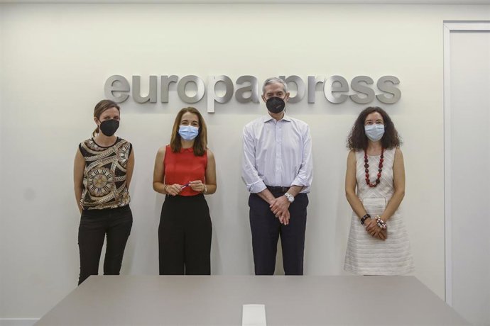 La redactora jefa de Sociedad de Europa Press, María Pin; la directora de Comunicación de Ecoembes, Nieves Rey; el director de Europa Press, Javier García Vila, y la presidenta de APIA, María García de la Fuente, durante la firma de un convenio