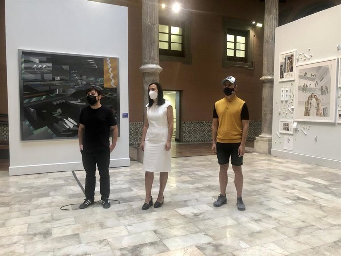 Fernando Romero, ganador del certamen, junto a la diputada Cristina Palacín, y Raúl Ursua, merecedor del accésit