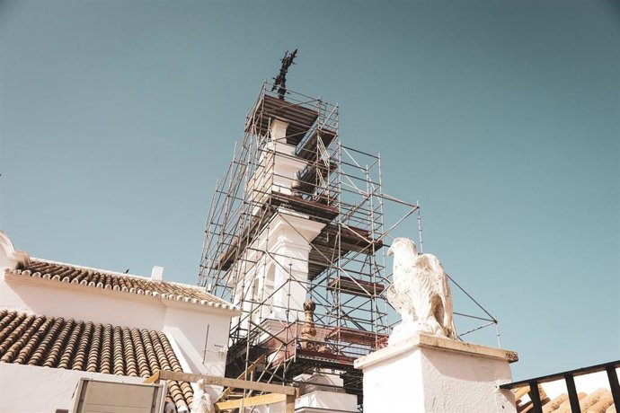 Trabajos de reposición de cerámica exterior del santuario de la Virgen del Rocío.