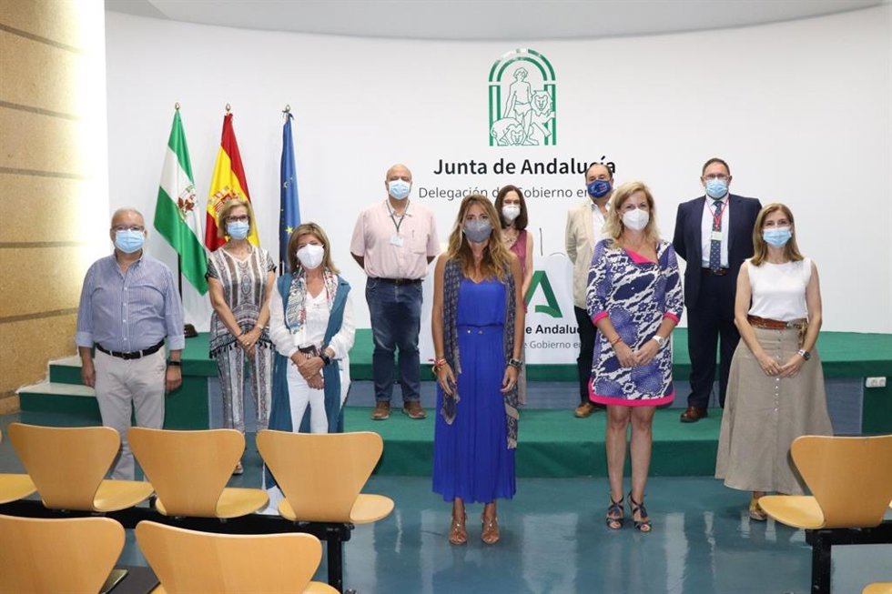 Reunión de la secretaria general de Familias, Ana Carmen Mata, la delegada territorial de Salud y Familias de la Junta en Cádiz, Isabel Paredes, y representantes de centros del SAS con Paloma Pemán, de Red Madre Cádiz.