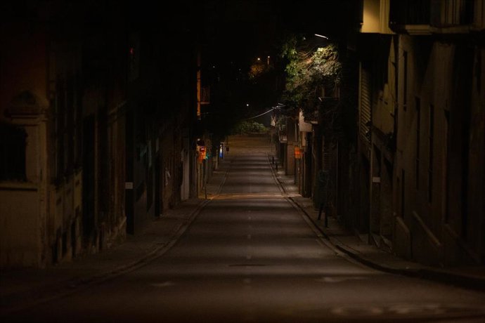 Archivo - Una vía de Barcelona vacía al inicio del toque de queda impuesto de 22.00 horas a 06.00 horas por la crisis sanitaria del Covid-19, en Barcelona, Catalunya, (España), a 2 de noviembre de 2020.