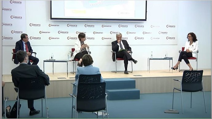 El director general de Ametic, Francisco Hortigüela (i), el director general de DigitalEs, Victor Calvo-Sotelo (2d) y la secetaria general de Ordenación de los Servicios de Comunicación Audiovisual, Cristina Morales (1d), debaten sobre un informe.