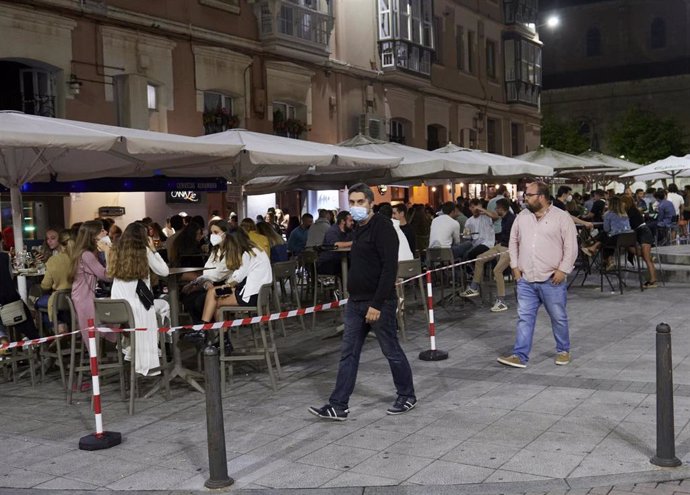 Ambiente en una calle  de Santander, a medianoche en julio de 2021,