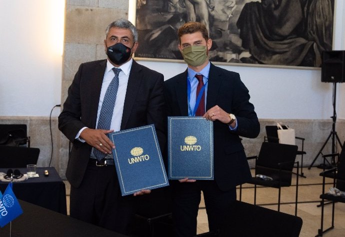 El Secretario General de la Organización Mundial de Turismo, Zurab Pololikashvili, y Pablo López, CEO y fundador de Must Travel & Tech en Oporto, Portugal durante la firma del acuerdo de cooperación para el uso de la aplicación tecnológica MUST.
