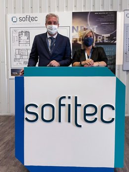 El director de la Confederación de Empresarios de Sevilla (CES), David Alva, junto a la directora de producción de Sofitec, Irene Hernández.