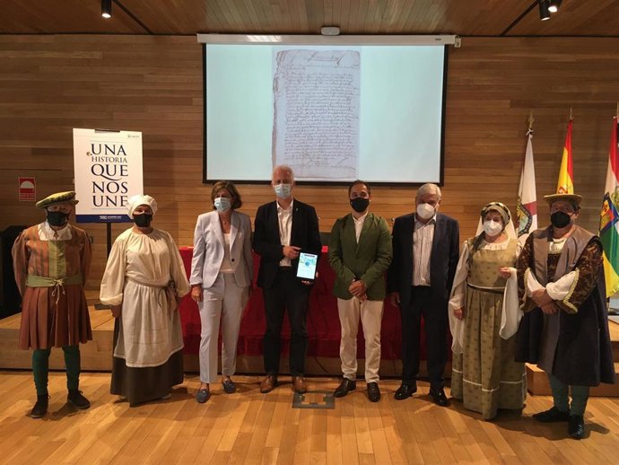 El alcalde de Logroño, Pablo Hermoso de Mendoza, recibiendo el proyecto de investigación Corpus documental sobre el Sitio de Logroño de 1521'