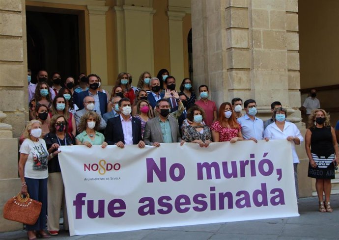 Minuto de silencio ante el Ayuntamiento de Sevilla