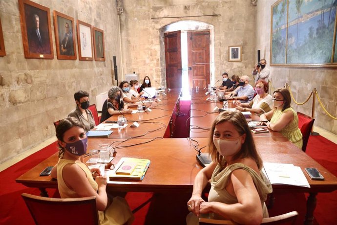 La presidenta del Govern, Francina Armengol, y la ministra de Igualdad, Irene Montero, en la reunión en el Consolat.
