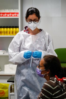 Archivo - Una mujer se somete a un test de antígenos  