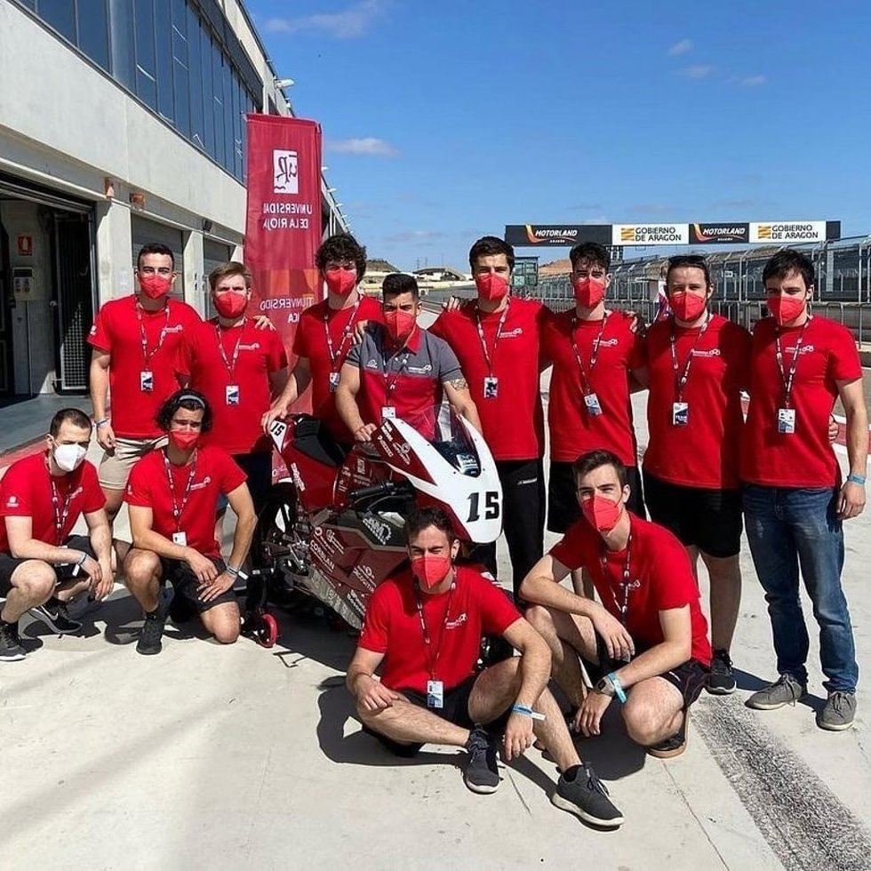 El equipo UniRioja MotoStudent, con su moto eléctrica